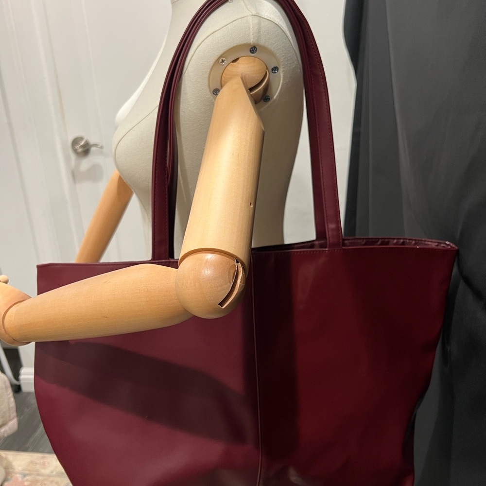 Classic Women's Tote Bag in Burgundy